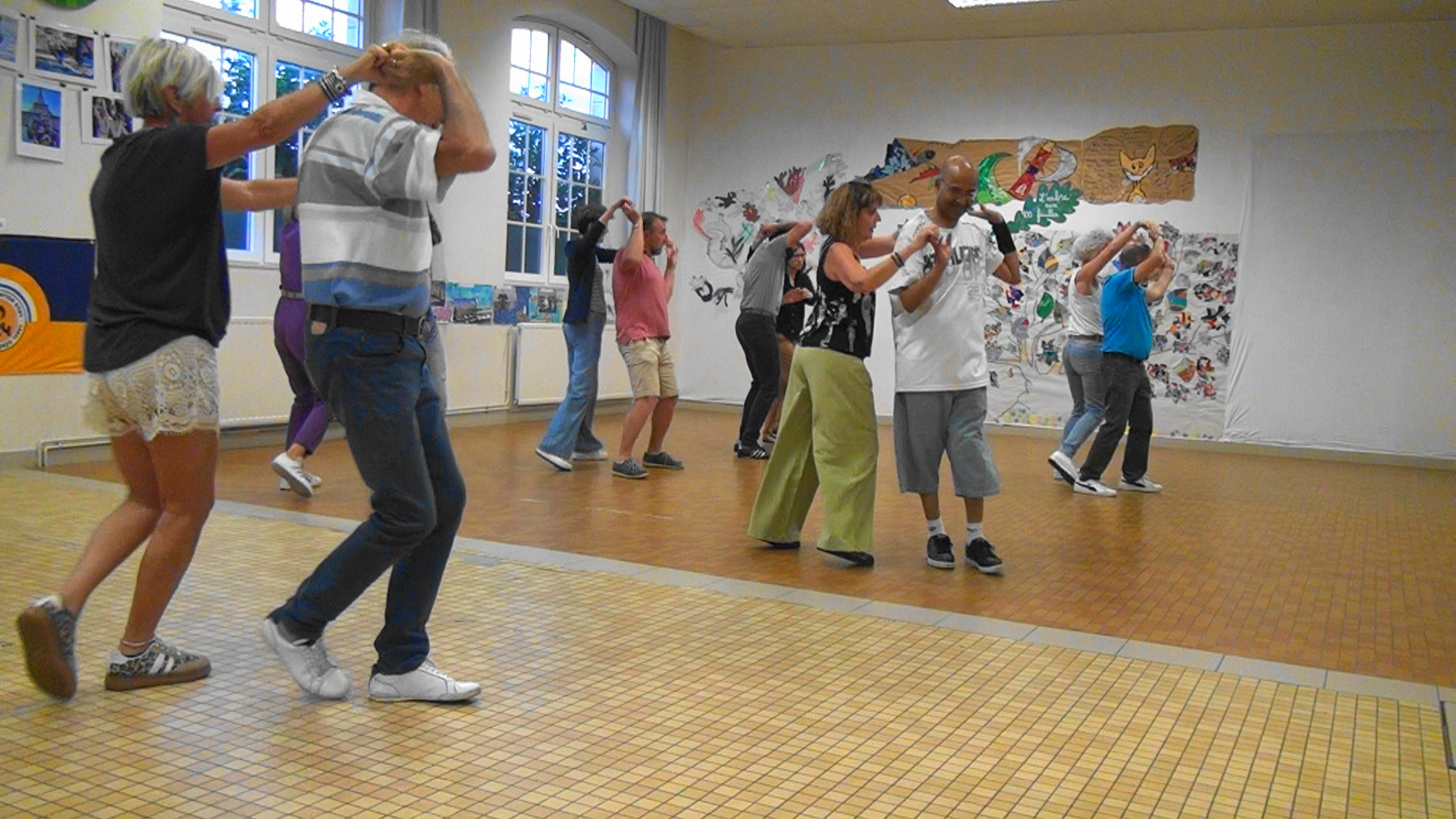 Couple passionné dansant la salsa